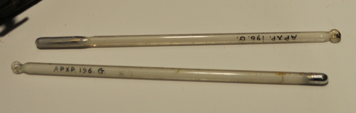 Psykrometer av metall och glas med vidhängande nyckel som ligger i en trälåda med lock. Flera små föremål ligger i lådan som hör till psykrometern.
A. Assmanns Aspirations Psychrometer med vidhängande nyckel
B. Dropprör med gummiballong
C. 2 glasflaskor
D. Fjäder
E. Reservhylsa
F. Reservvred
G. Reservtermometrar, 2 st
H. Fragment av glasrör, 3 st
I. Reservdel till dropprör (ballong)
J. Aneroidbarometer, denna påträffades i lådan till psykrometern.
K. Aneroidbarometer i fodral av skinn
L. Fodral av trä samt duk av sämskskinn