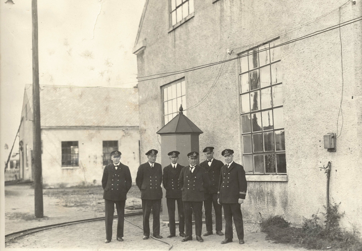 Motiv: Foto ved verkstedet i 1933. Avbildet, blant annen T.K. Olafsen.