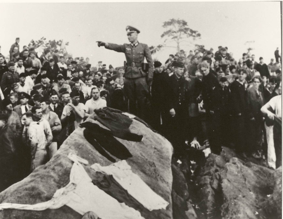 Motiv: Overlevende fra krysseren BLÜCHER i land på Askholmene 9 april 1940