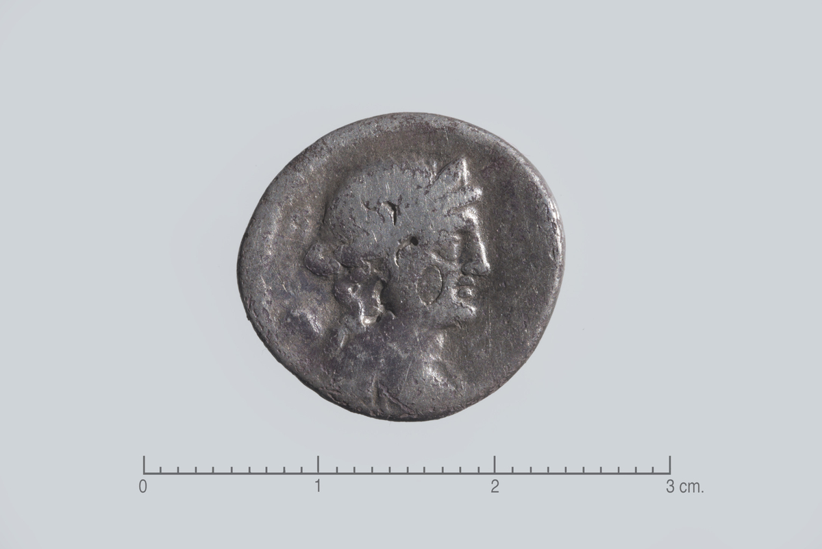 Mynt av sølv, romersk. L. Farselius Mensor 75 f. Kr. Advers: MENSOR, Revers: L. FARSVLEI. Mynten er godt slitt men tydelig preging.