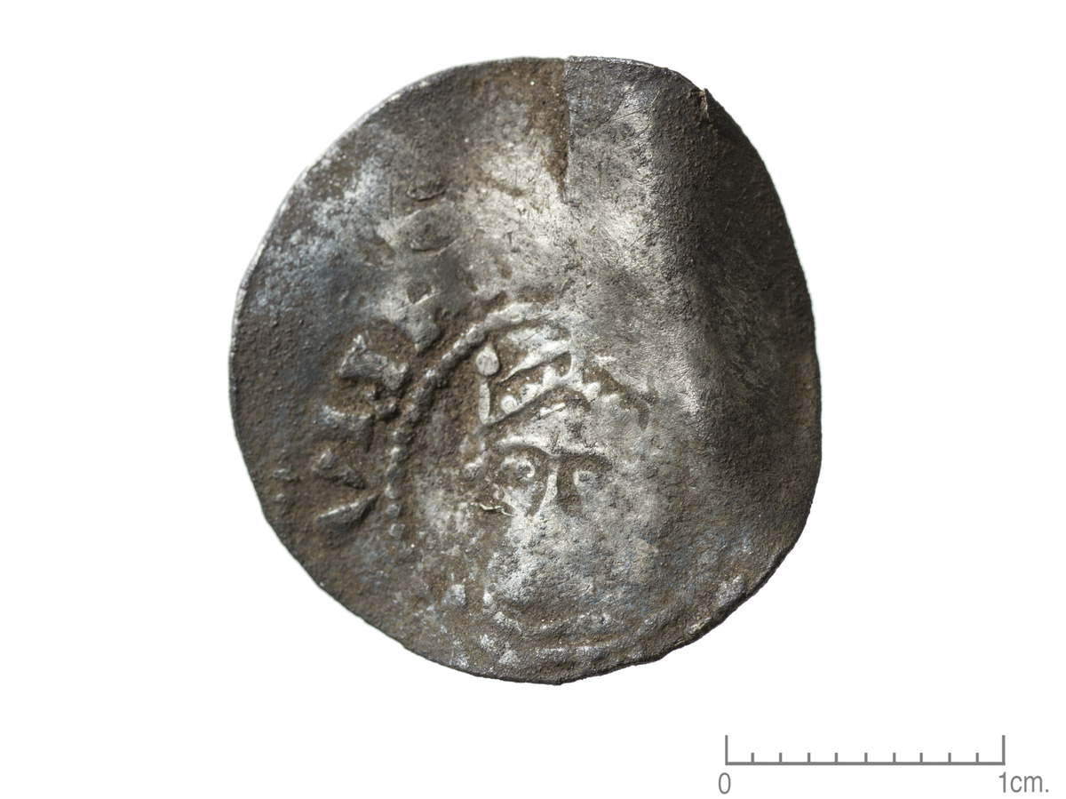 Mynt av sølv, 1 pfennig slått under kong Heinrich II (1002-1014) Strassburg, Schwaben.  Mynten er bøyd i ene kanten.