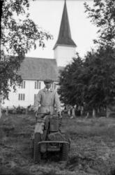 "Dugnad på Røbekk kirkegard i juni 1954".