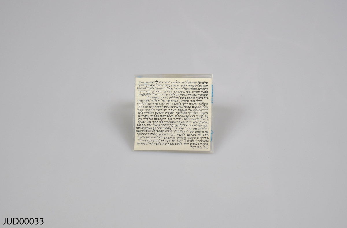 Bönbok kallad siddur, med en pärm av läder. Dekorerad med inlägg av kopparplåt, med en inristad bild av David's tower samt hebreisk text. Inne i boken ligger en text till mezuza.