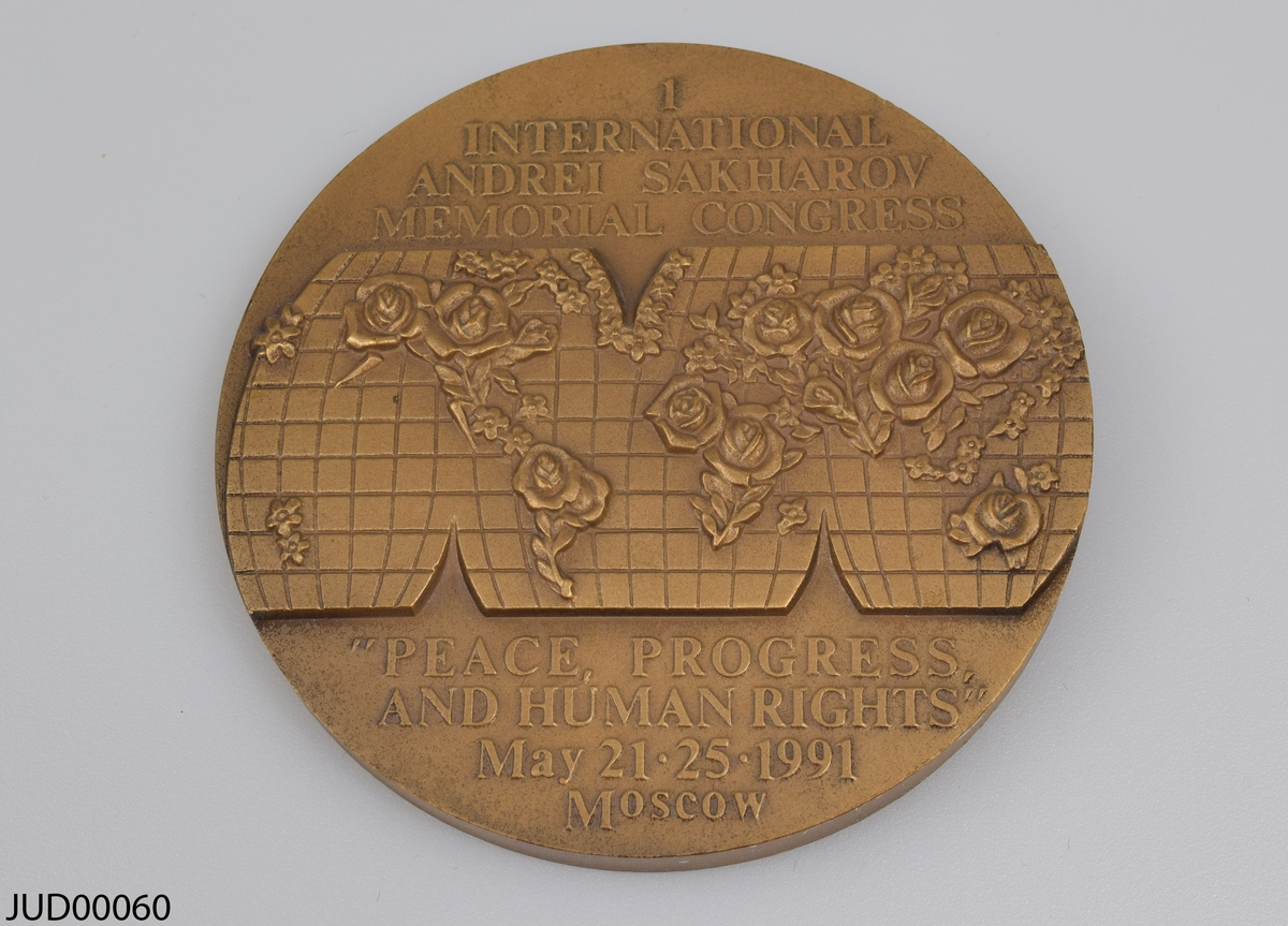 Bronsmedalj liggandes i ett etui av plast, som intu är klädd med blå sammet. Medaljen är dekorerad med texten "1 Internal Andrei Sakharov Memorial Congress 1991". Andra sidan är dekorerad med en man samt årtalen "1921-1989".