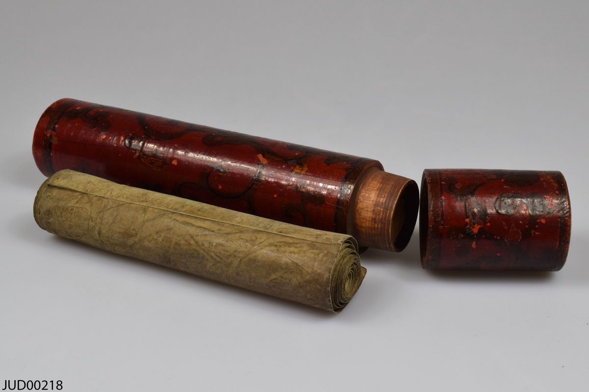 Megillat Ester skriven på pergament. Rullen är dekorerad med kolorerade kopparstick. Rullen ligger i ett rödmålat träfodral.