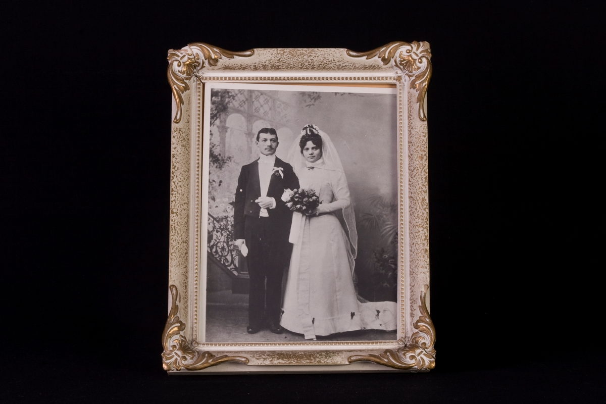 Aron Neumans föräldrars bröllopsfoto från sekelskiftet 1800/1900-talet: Hewa & Selman Neuman