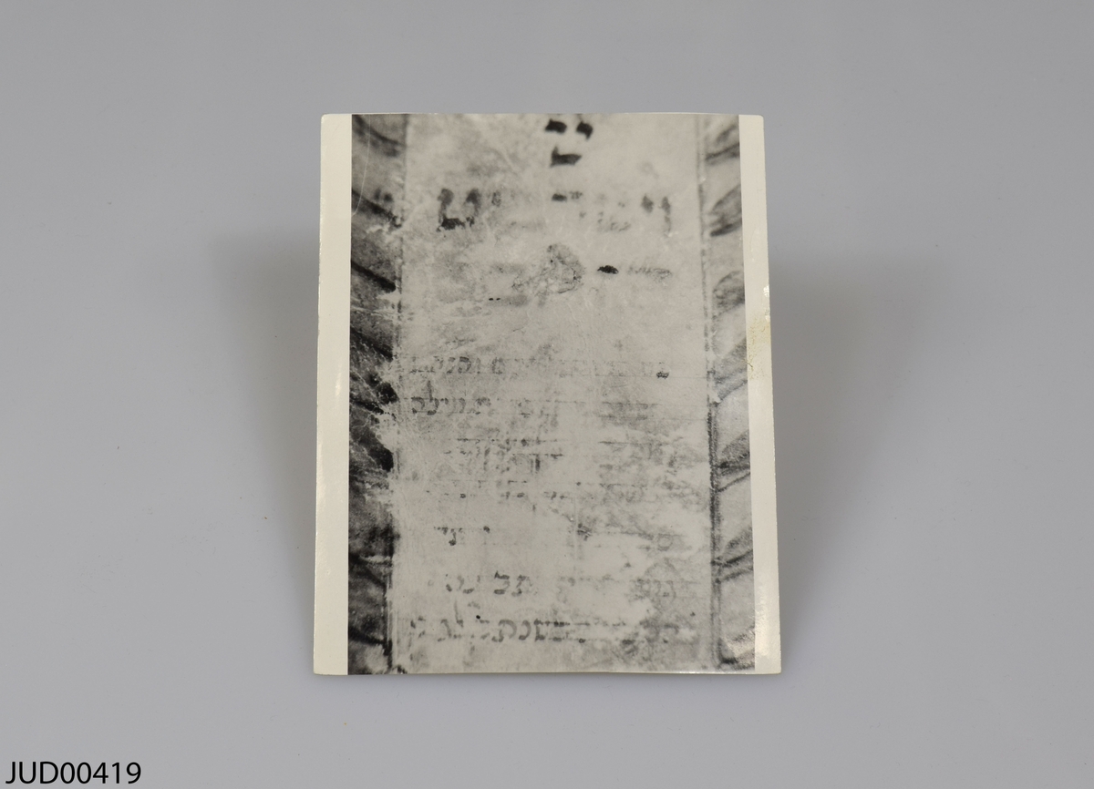 Mohelbok, med tillhörande brev och foto, liggandes i pappfodral. Boken har en röd pärm. Fodralet är dekorerat med marmorerat papper.