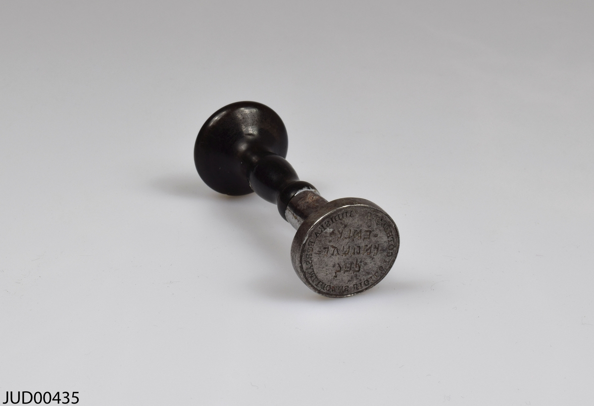 Stämpel tillverkad av silver, med trähandtag. Sigilltext: Iudiska församlingens sigill i Götheborg, samt hebreisk text.