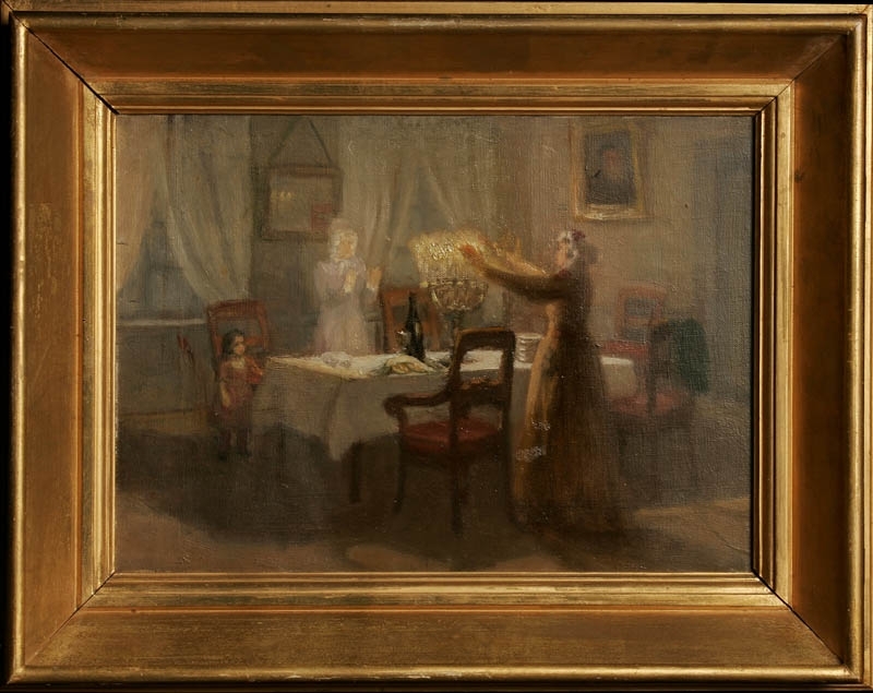 Oljemålning inramad i förgylld ram. Målningen föreställer två kvinnor med barn som tänder shabbatljus. Lappar på baksidan.