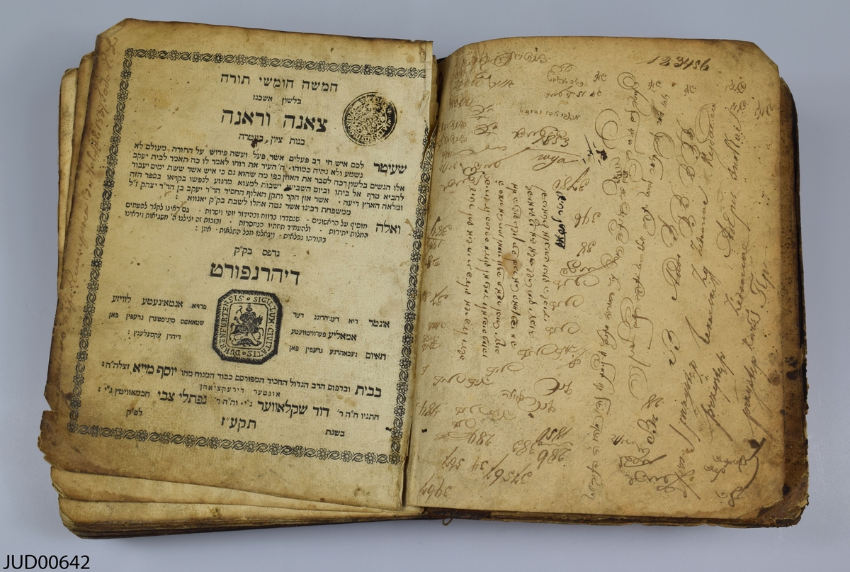 Tsena urena. Bibel skriven på jiddisch, som är tryckt på papper. Omslaget är tillverkat av brunt läder. Handskrivna anteckningar i jiddisch på försättsbladet.