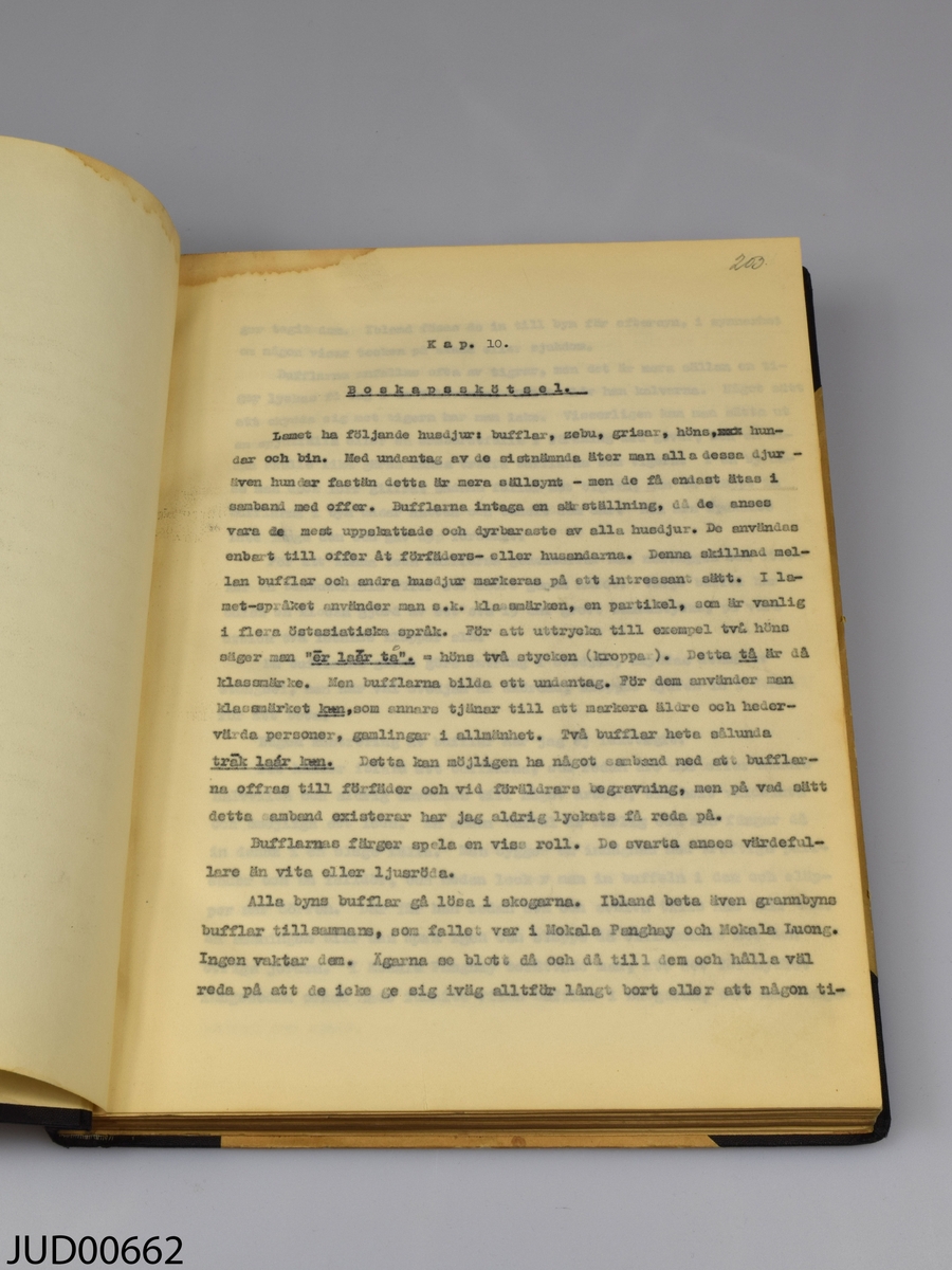 Samling av papper och böcker efter Karl Gustav Izikowitz…I samlingen finns ett fotografi, en atlas, en anteckningsbok, en anteckningslapp samt en bok med den avslutande delen av ett bokmanuskript.