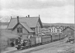 Et svært gammel togsett ankommer Tynset jernbanestasjon, per