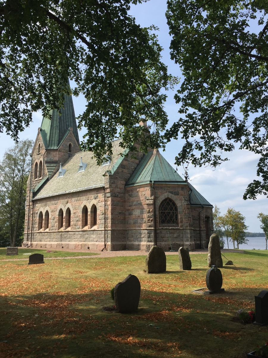 Sandviks kyrka och kyrkogård. Sandviks socken, Gislaveds kommun.