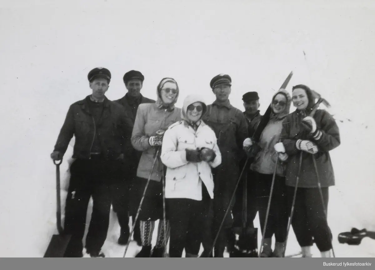 Ved Finse f.v. Kristian Bråten, Kåre Endrerud, fire sykepleiere som ferierte på Låghelleren i påsken 1949, Kristian Flåten og Sverre Helleved