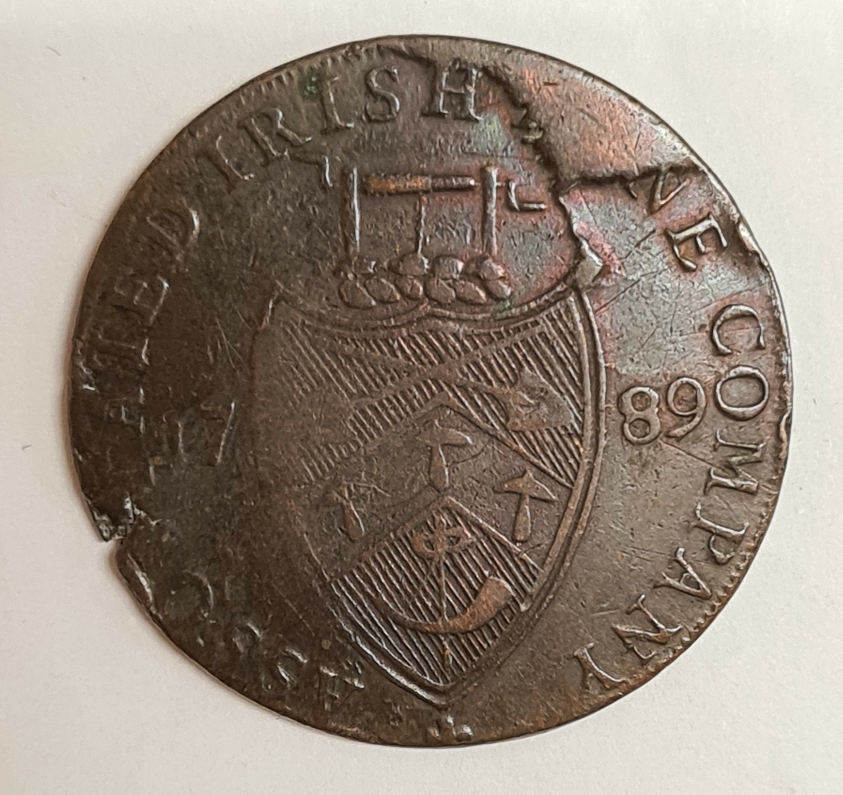 Ett mynt från Irland.
½ Penny, 1789

Tillsida:
CRONEBANE HALFPENNY

Frånsida:
ASSOCIATED IRISH MINERS ARMS
1789