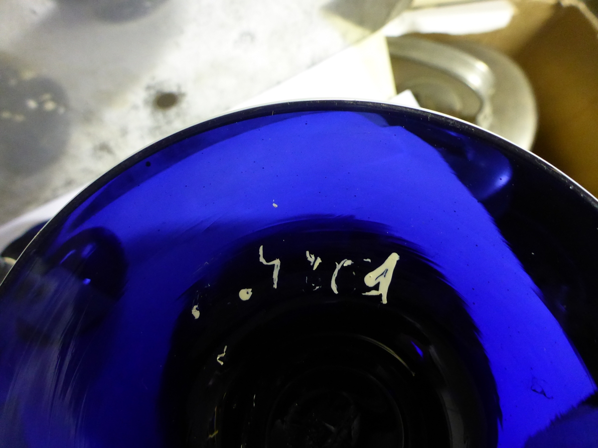 Krukke av mørkeblått glass med kvit kant øverst. Til å ha potpourri oppi.