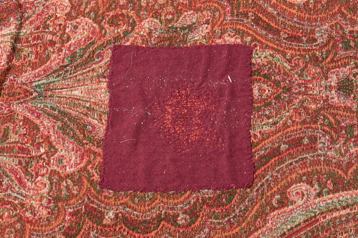 Form: Persisk mønster: rød, brun med grønt, blått, orange, hvit. Teppet er fra 1920 tallet og har tilhørt fam. Blom
