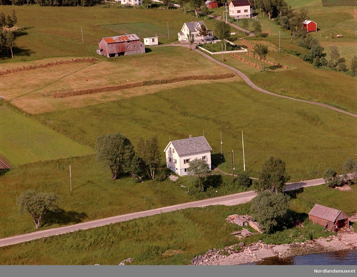 flyfoto av eiendommen Fredvang på Sandå