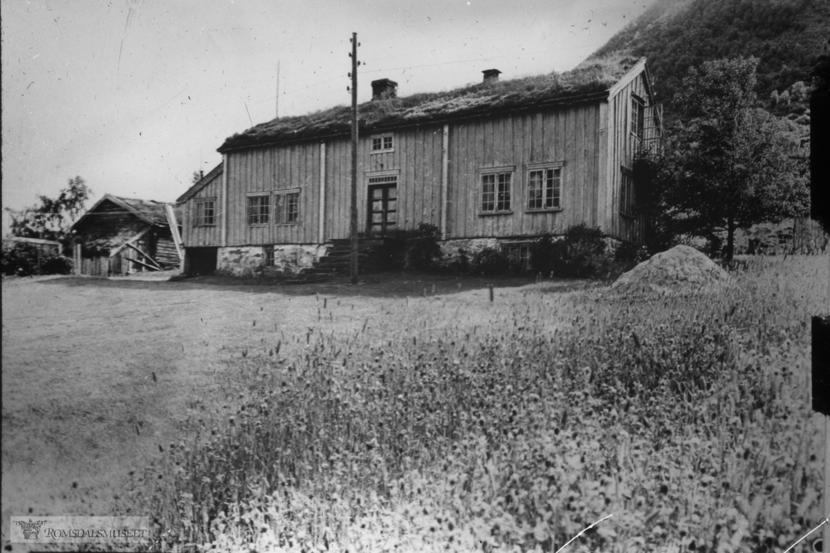 "Bjerke, Vågstranda" "Veøy" .Bildet er nummerert som 45. I Ole Lind Schistad sin bok "Arkitektonisk Kartlegging av den eldre bebyggelse i Møre og Romsdal"