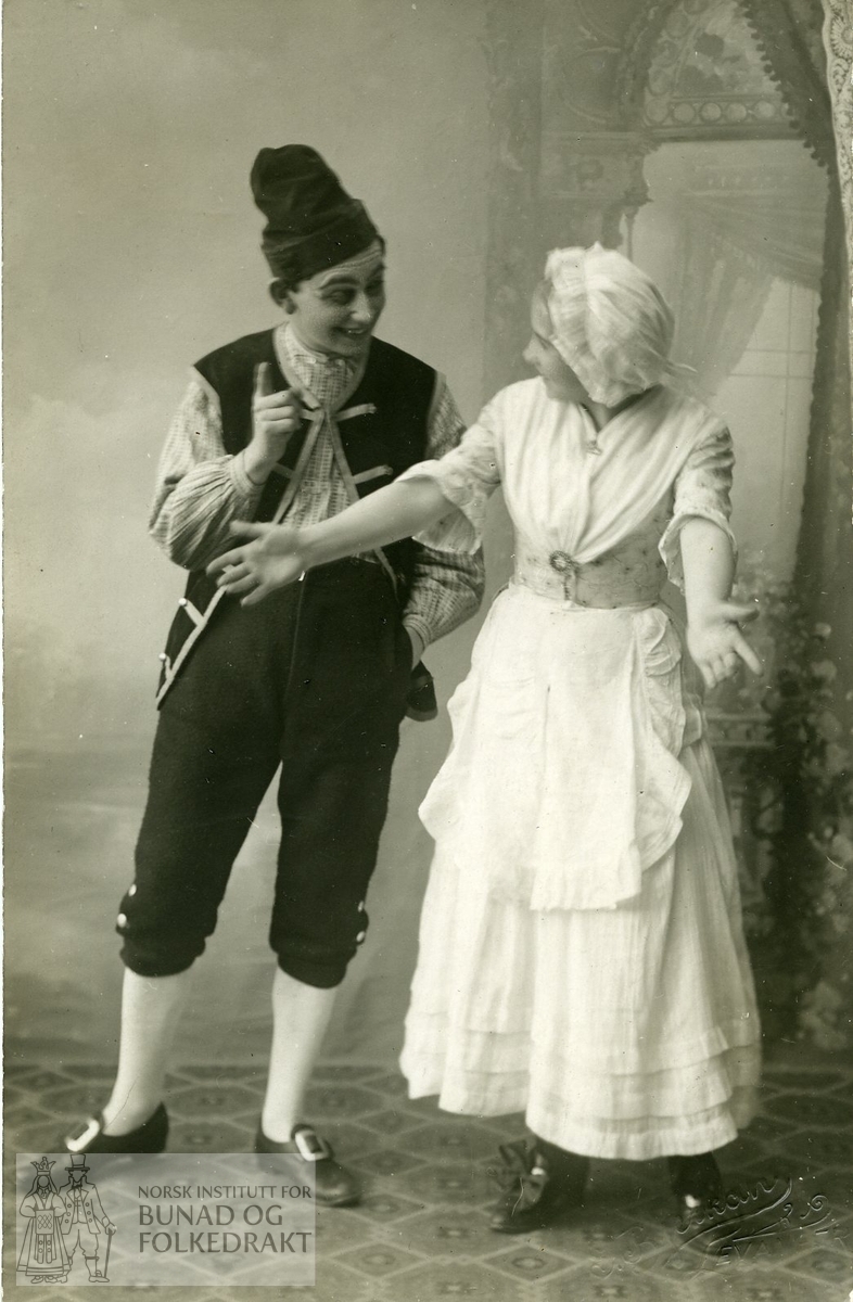 Kvinne og mann i kostymer fra teater