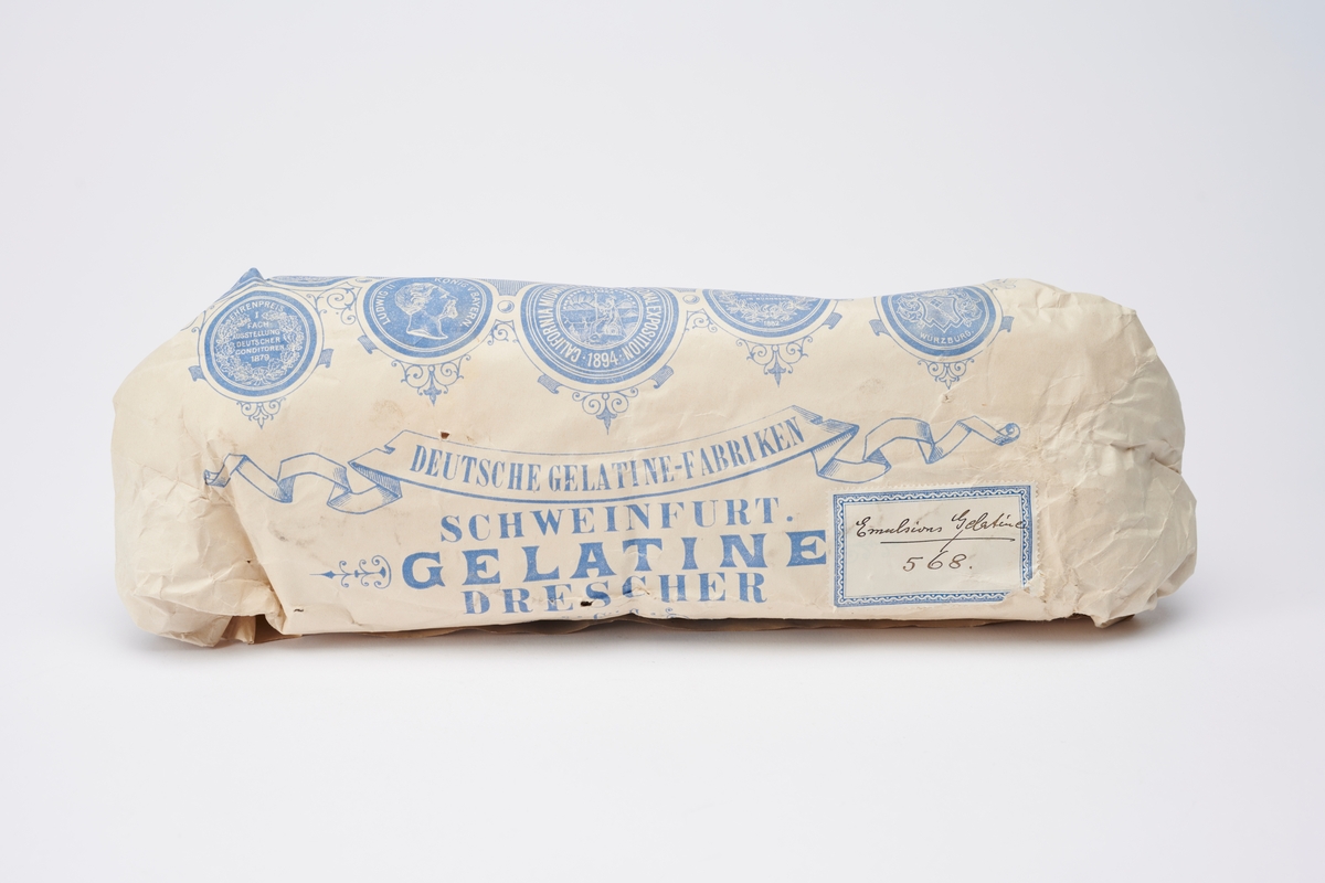 Rågelatin av høy kvalitet i originalpapir fra Deutsche Gelatine-Fabriken. Pakken tilhørte arkitekt Hans Grendahl (1877-1957). Denne typen gelatin ble ofte brukt til å lage emulsjon.