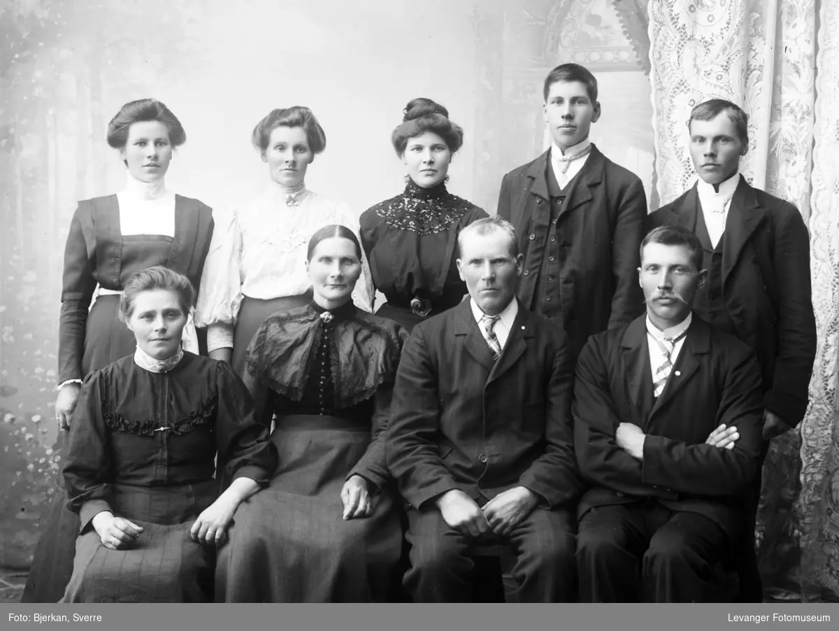 Gruppebilde av familien Hojem - Levanger Fotomuseum / DigitaltMuseum