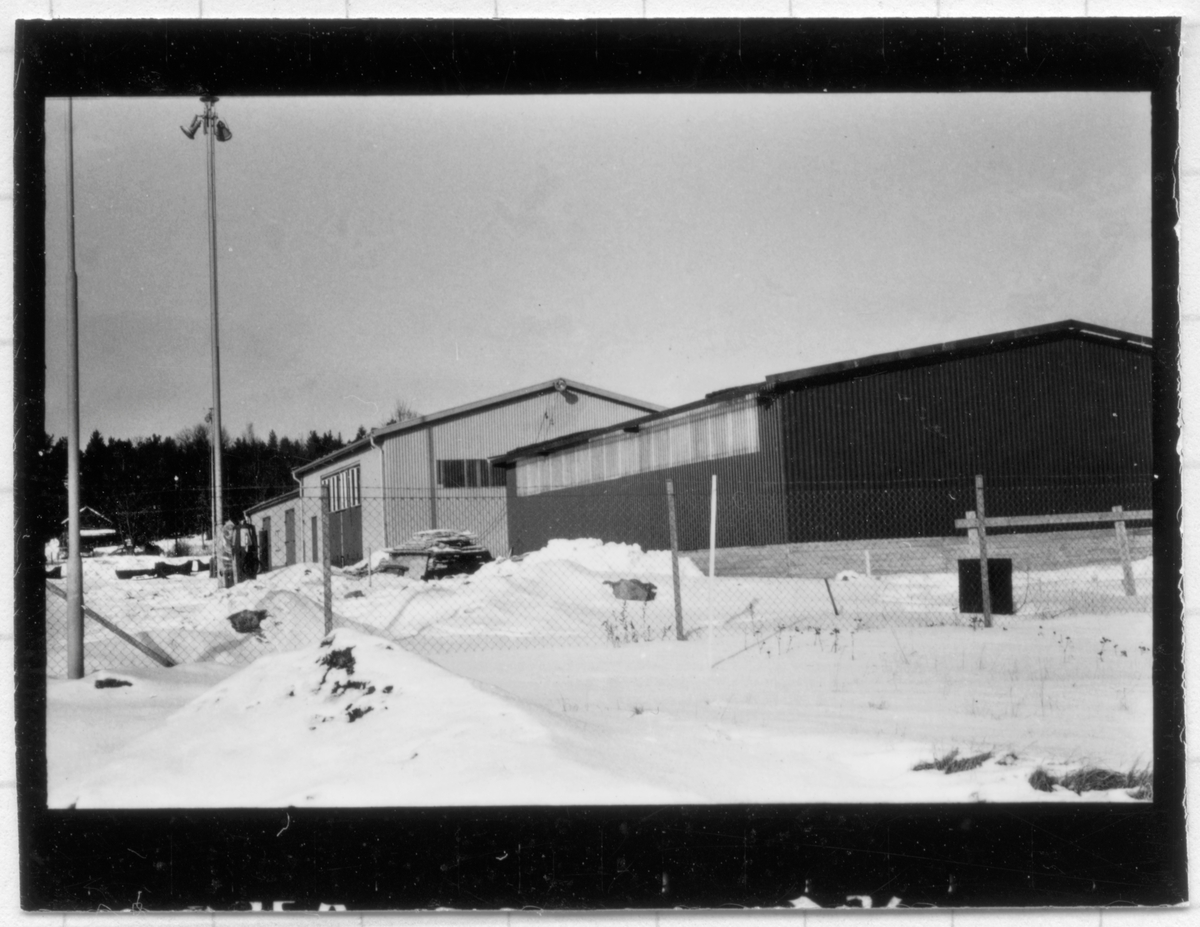 Vägstation B7, Åkersberga. Översiktsbild med förråd, verkstad och garage. Mast med strålkastare.