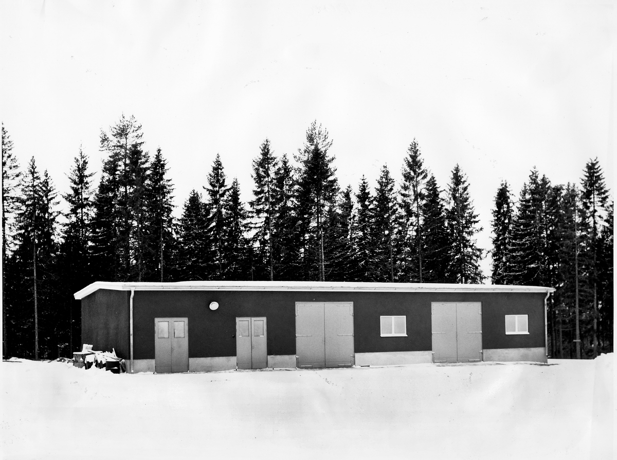 Vägstation Vmo X6, Forsa. Garage- och förrådsbyggnad. Vinterbild.