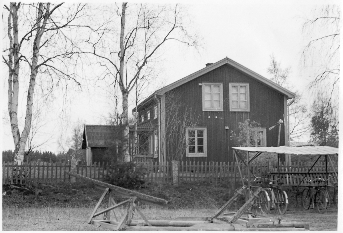 Vägstation Z5, Sveg, filial Ytterhogdal. Bostadshus, eventuellt tjänstebostad. Vägsladd och cykelställ med cyklar i förgrunden.