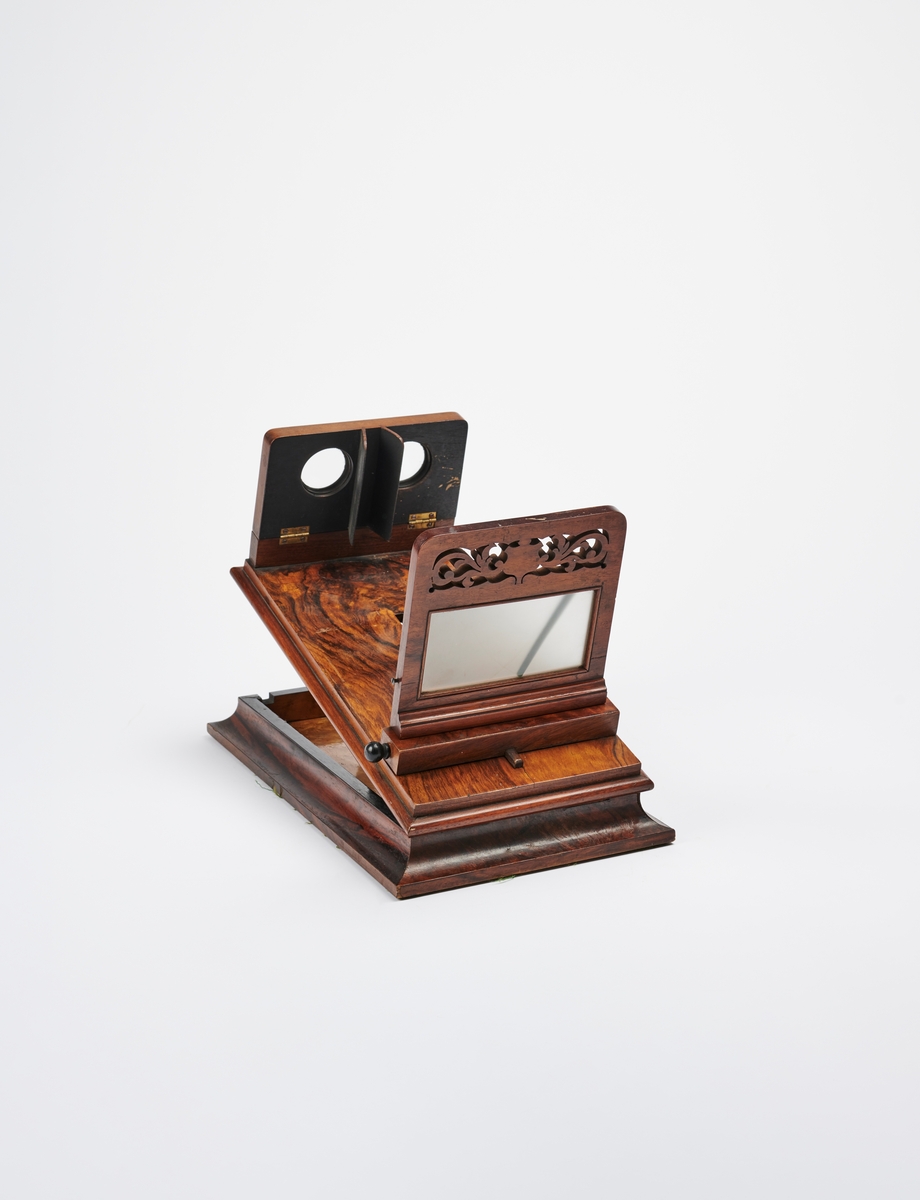 Sammenleggbar stereo- og forstørrelsesbetrakter, egnet til å betrakte både stereofotografier, andre bilder eller mindre gjenstander som mynter og medaljer. Stereografoskop, som dette ble først patentert av Charles John Rowsell i 1864 i England. 
Stereokameraene ga en svært populær form for bilder på slutten av 1800-tallet. Stereofotografi var med på å forme fotoindustrien. Folk ønsket å se mer av verden, og stereofotografiet gjorde det mulig å forestille seg at man var til stede i motivet, grunnet en optisk effekt som utnytter dybdesynet vårt. 
Et stereokamera har to objektiver med en avstand på litt over seks centimeter, omtrent samme avstand vi har mellom pupillene. En eksponering gir dermed to bilder av samme motiv. Når dette paret med fotografier blir montert, f.eks. på en papplate, og sett på gjennom en stereobetrakter, fremstår motivet som tredimensjonalt.