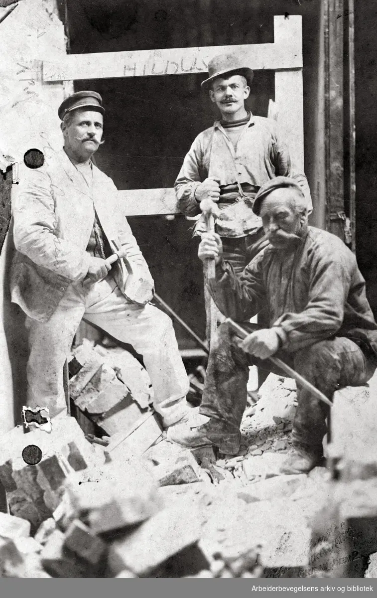 Bygningsarbeidere i Oslo i 1890-årene.