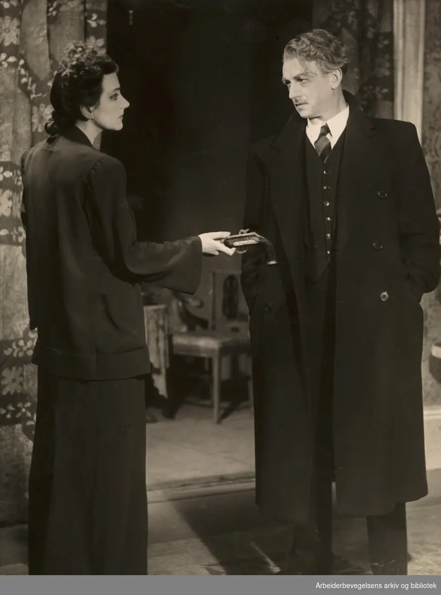 Lillebil Ibsen og Ola Isene i "Hedda Gabler" på Det Nye Teater, september 1943.