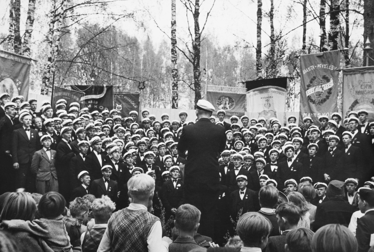 Sangstevne i Husebyparken, Brumunddal i pinsen 28.05.1944. Sangkor, faner.