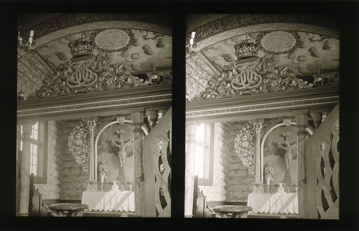 Koret i Sollia kirke. Altertavle. Lavt perspektiv, viser det skyemalte taket og dekorerte vegger. Tilhører Arkitekt Hans Grendahls samling av stereobilder.
