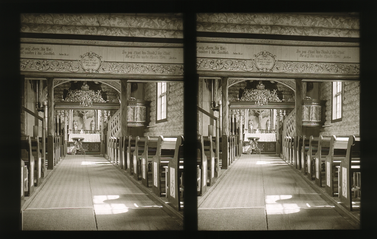 Interiør, laftet trekirke. Viser skipet. Koret med alter og altertavle. Prekestolen til venstre i bildet.  Tilhører Arkitekt Hans Grendahls samling av stereobilder.