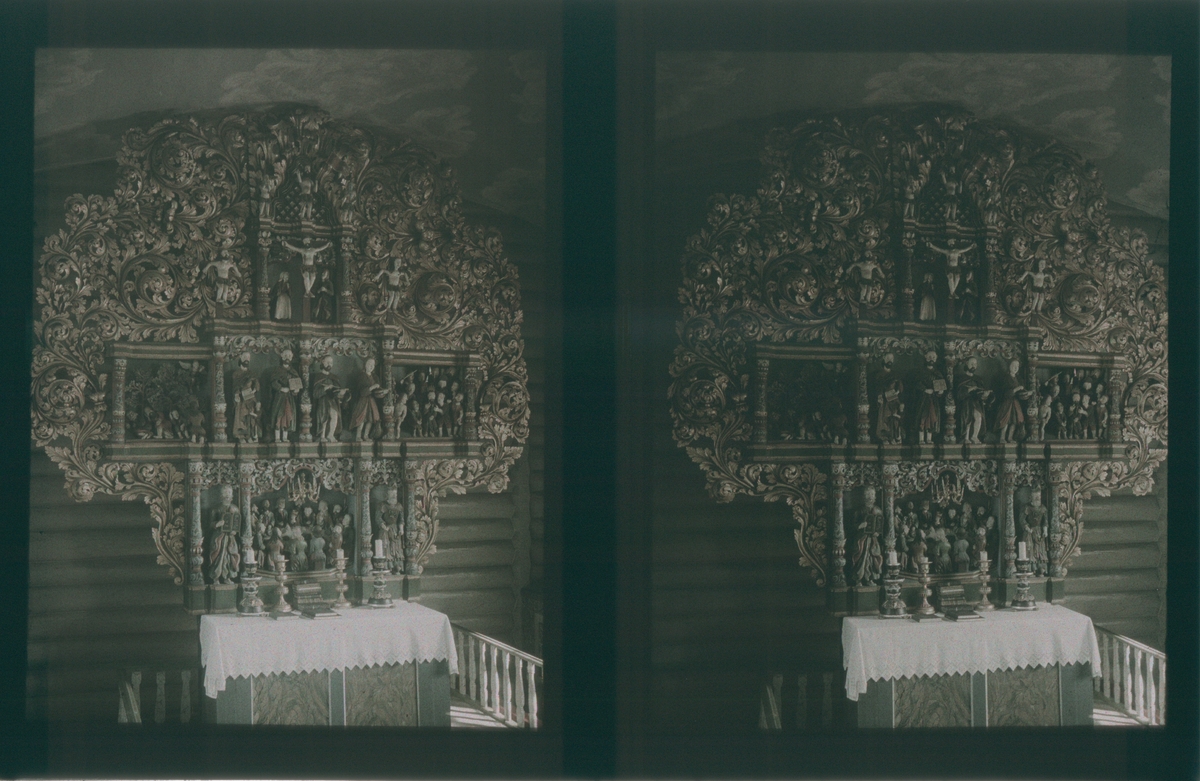 Altertavle Lesja kirke, utformet av Jakob Klukstad. Altertavlen viser flere scener fra bibelen, omgitt av overdådige gullmalte akantusblader. Tilhører Arkitekt Hans Grendahls samling av stereobilder.
