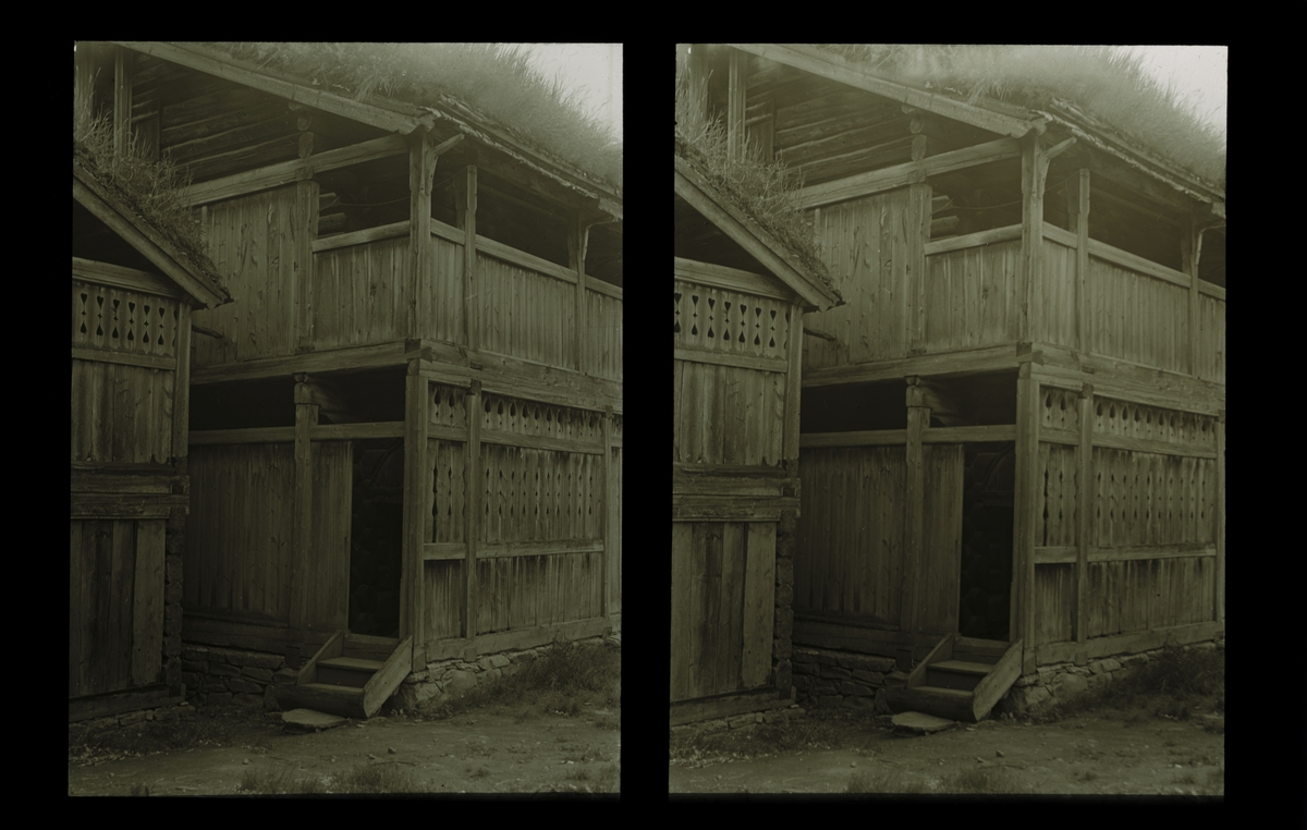 Arkitekturdetaljer. Laftet tømmerbygning på Kruke gård. Tilhører Arkitekt Hans Grendahls samling av stereobilder.