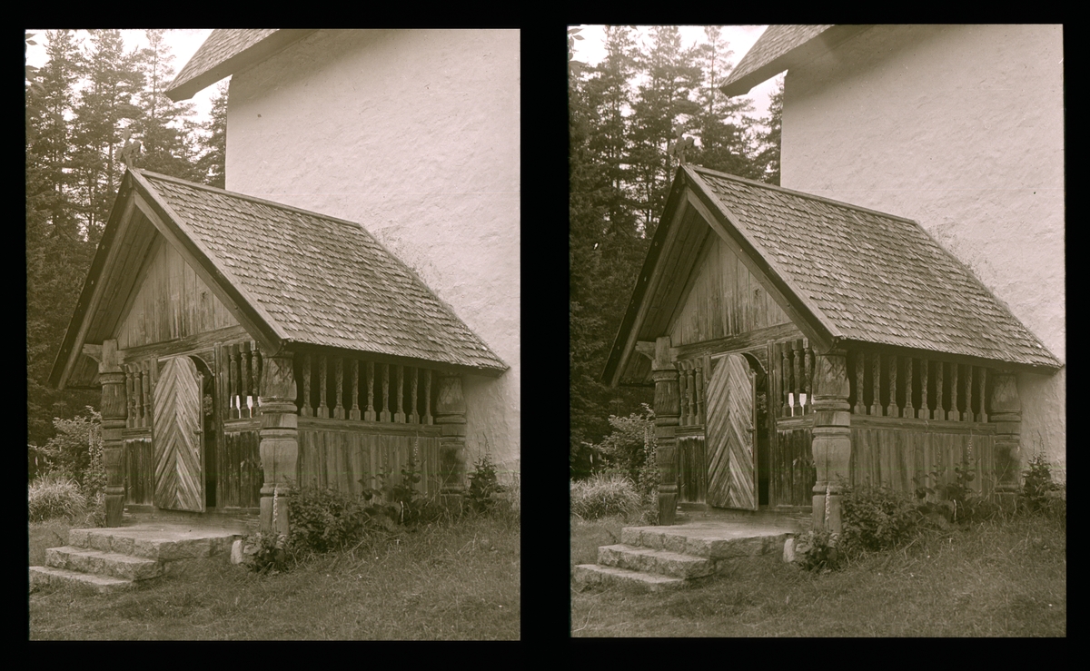 Kviteseid gamle kirke. Steinkirke i romansk stil, fra 1200-tallet. Inngangsportal bygget i tre. Tilhører Arkitekt Hans Grendahls samling av stereobilder.