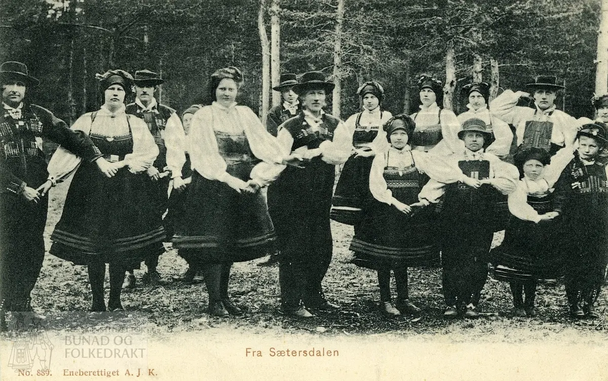 Postkort fra Setesdal, med kvinner og menn i folkedrakter
