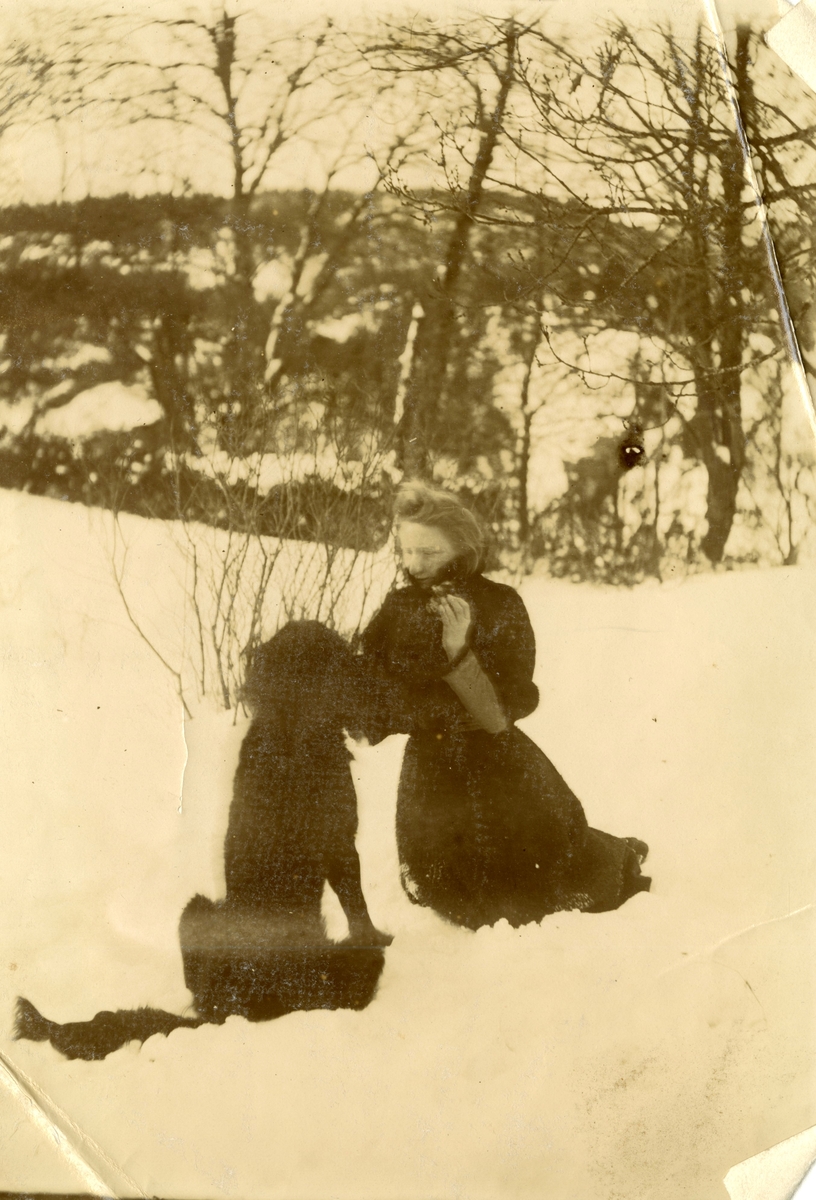 Henriette Marie Homann med hund. vinter på Berg.