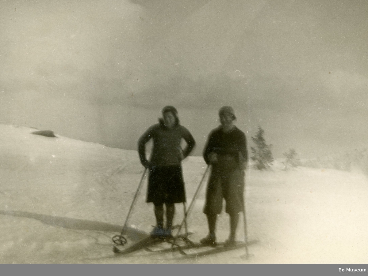 Klara Sanda Torstveit og Aasta Torstveit Strand på skitur