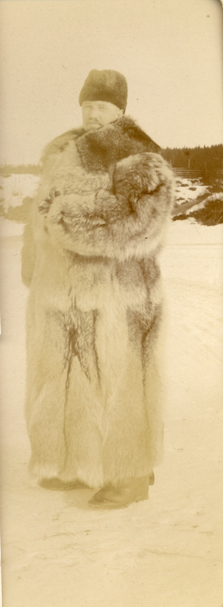 Westye P. Egeberg, ikledd kjørepels, på befaring for Glommens Tømmermåling. Fotografert 1914.