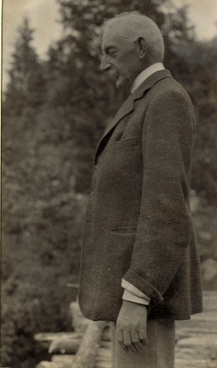 En tankefull Sir Arthur Herbert. Sir Arthur var den første britiske diplomatiske utsendingen til Norge. Fotografert 1919. 