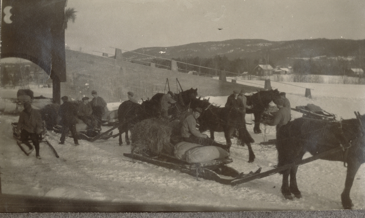 Tømmerkjørere drar ut med hest og slede fra Tannes i Nord-Odal en mandag morgen. Fotografert 1921.