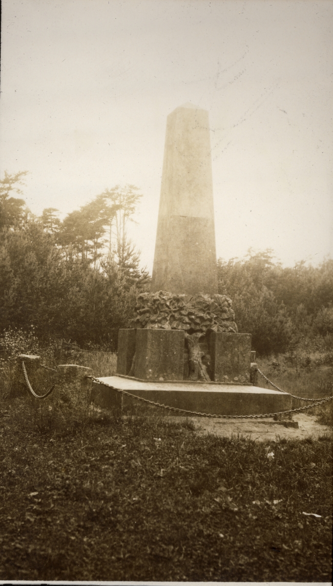 Minnestøtte for Gjert Tørresen Nedened (1772-1825) som organiserte skogplanting i Mandal for å hindre sandflukt. Fotografert juli 1922. 