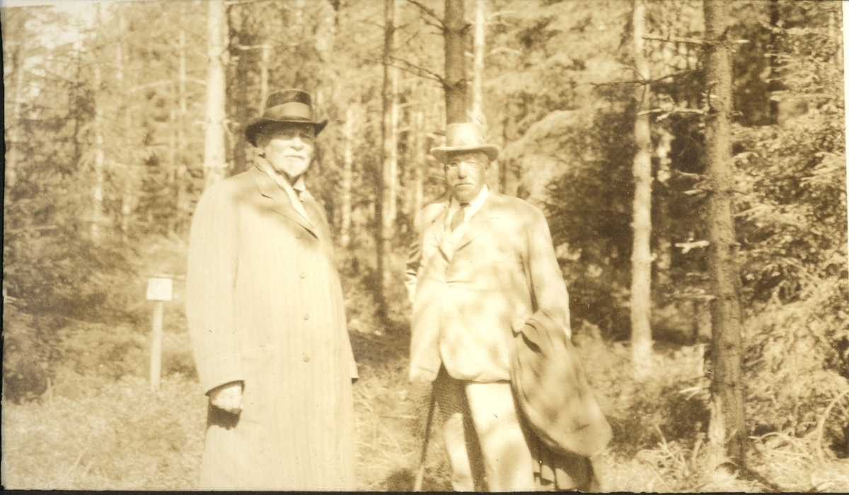 Forstmester Nils Philip Aars og en skogbetjent fotografert juni 1924, under Forstmandsforeningens utflukt til Fritzøe i Larvik.
