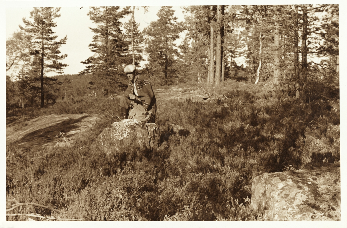 Fullmektig på Bogstad gård, Eivind Holte, i skogen på ukjent sted.