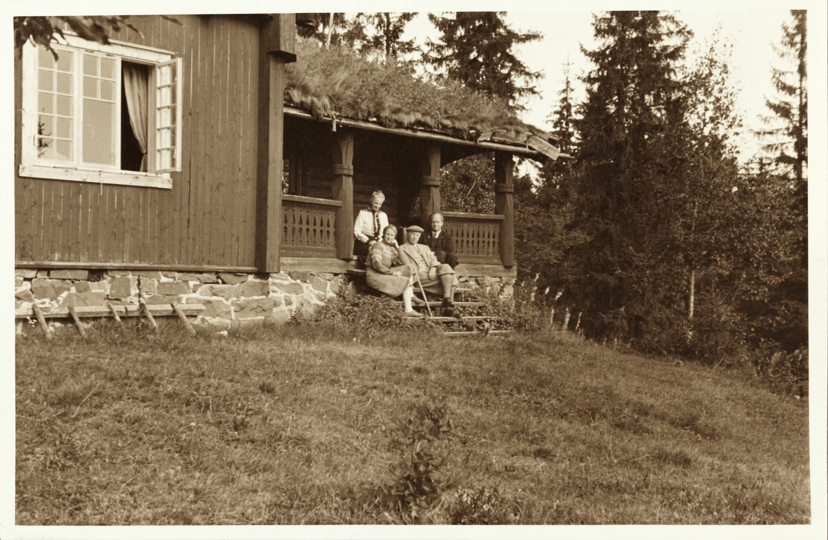 Nini og Westye Egeberg på besøk hos datter og svigersønn, Mimi og Rolf Grieg Halvorsen, på Rusten(Rustan)?. Fotografert september 1941.