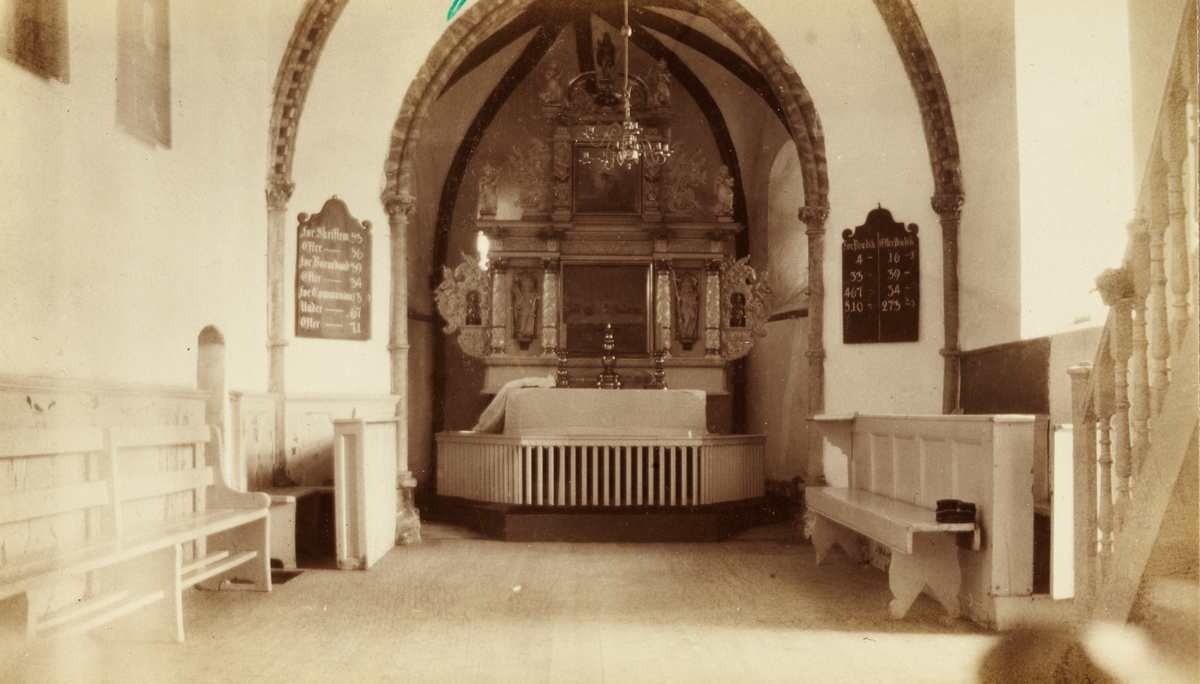 Interiør fra Alstadhaug kirke i Trøndelag. Antagelig fotografert i 1901.