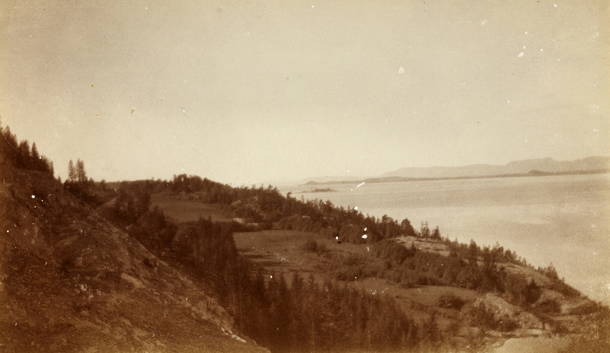 Kystlandskap i Nord-Trøndelag, fotografert under feltøvelse på Værnes i 1901.